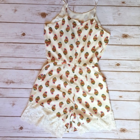 White Scallop Lace Spaghetti Strap Romper - Picture 6 of 7